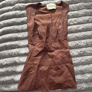 Brown top. Worn a few times but still in great condition.